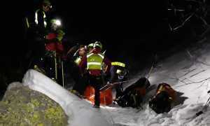 notte neve uomini gruppo soccorso