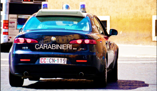 carabinieri pattuglia due auto dietro giorno