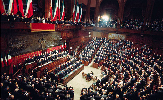 parlamento italia in piedi