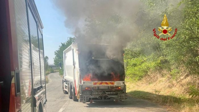 camion a fuoco biella vigili del fuoco