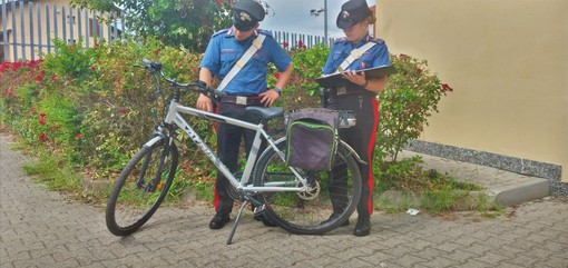Ciclista prende a pugni il cofano di un'auto