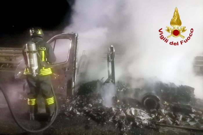 incendio camper auto