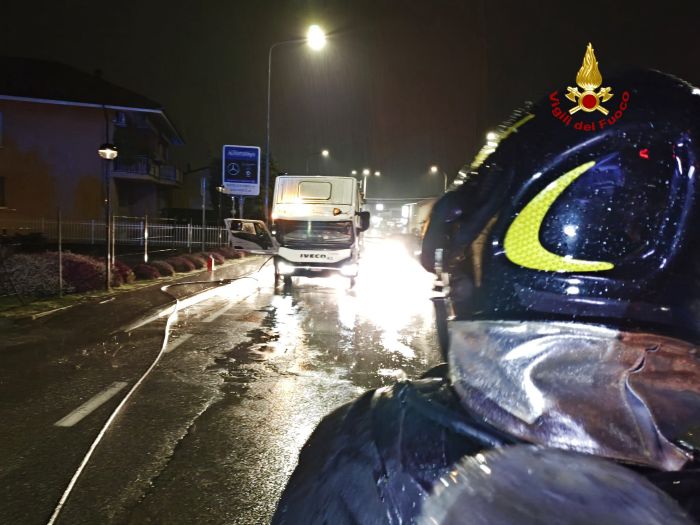 Mezzo della raccolta rifiuti va in fiamme