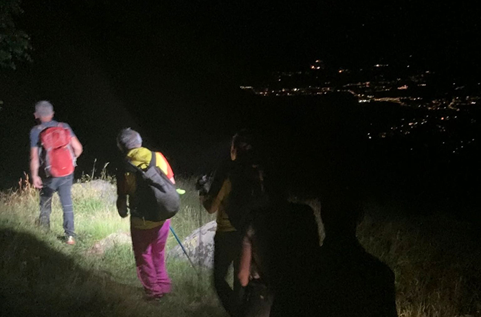 notte sentiero luci citta