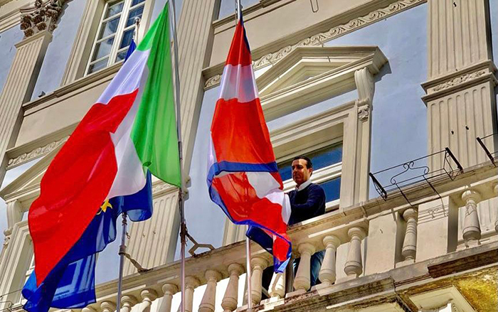 pizzi bandiera balcone