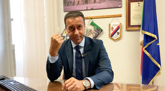 pizzi pugno scrivania